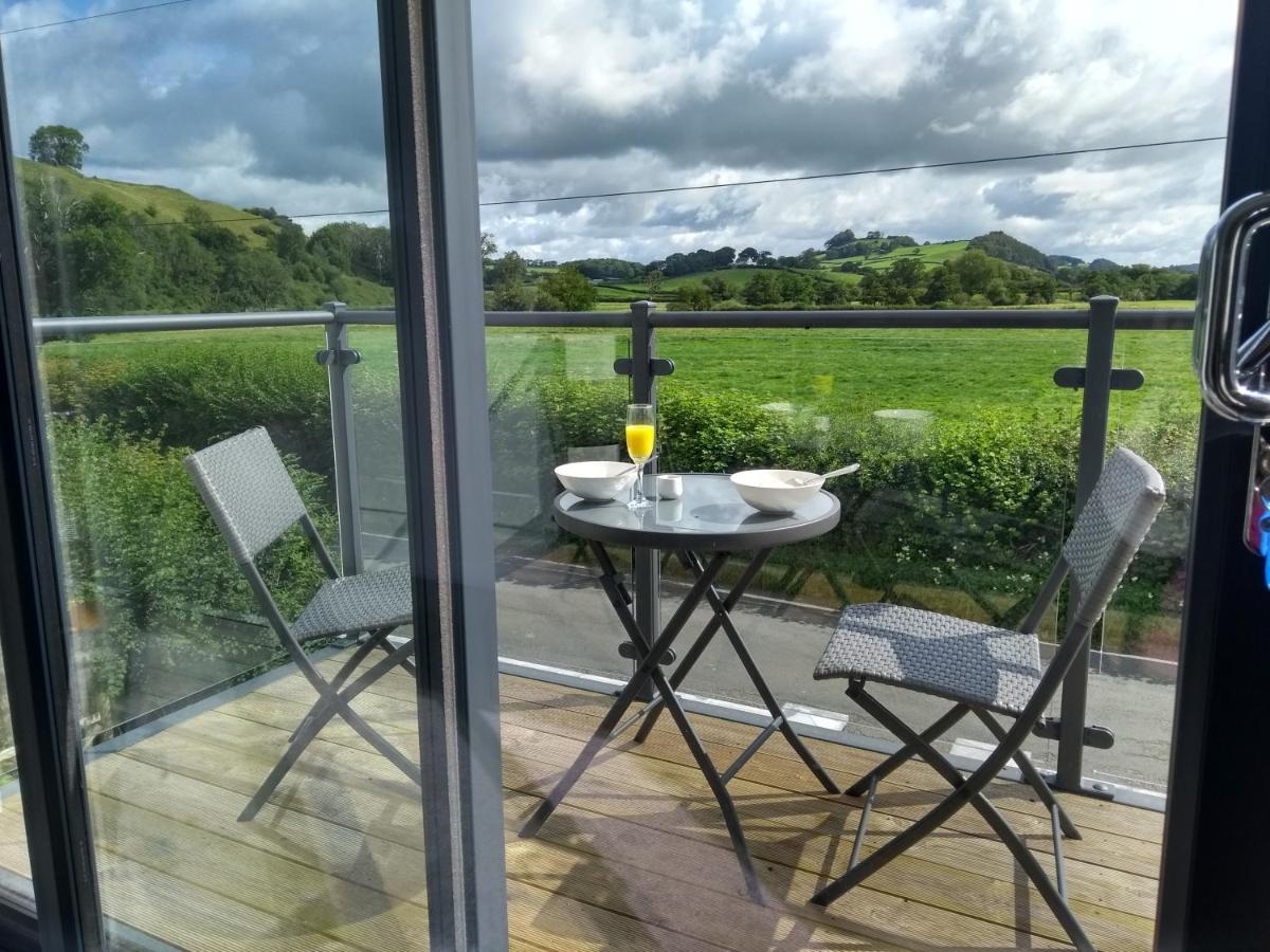 Gerycastell Luxury Holiday Apartment With Stunning Views & Ev Station Point 카마던 외부 사진